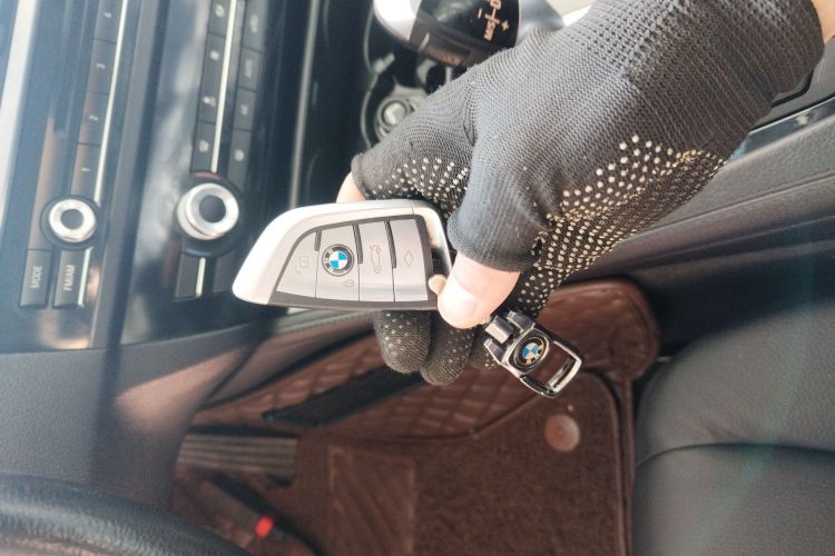 宝马5系 2013款 520Li 典雅型中控内饰11