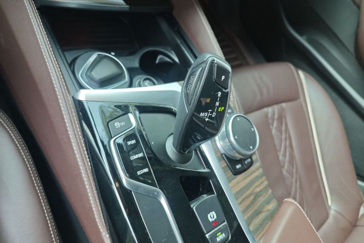 宝马5系 2018款 改款  530Li xDrive 豪华套装中控内饰18