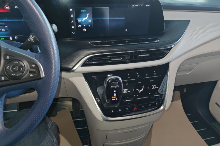 别克GL8 2022款 Avenir艾维亚 四座尊礼版中控内饰16