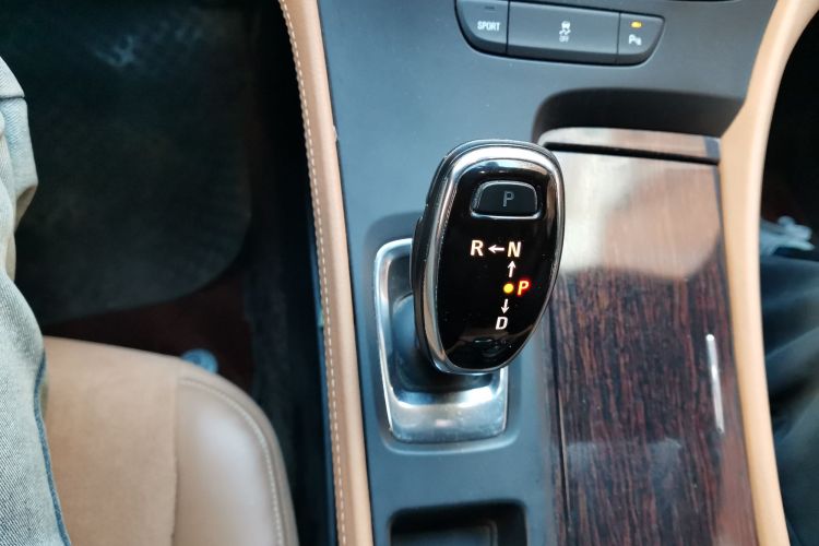 别克 君越 2016款 20T 精英型中控内饰18