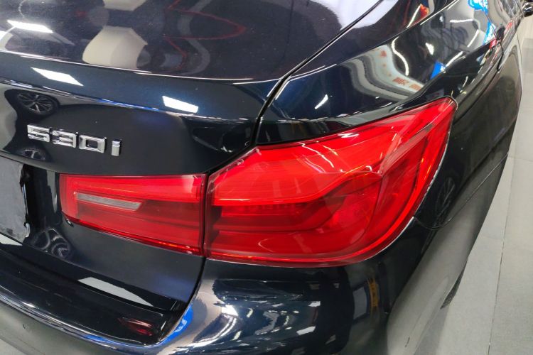 宝马5系 2020款 530Li 领先型 M运动套装车身外观9