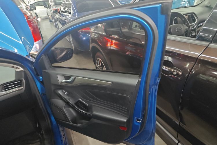 福特 福克斯 2020款 三厢 EcoBoost 180 自动锋潮型中控内饰42