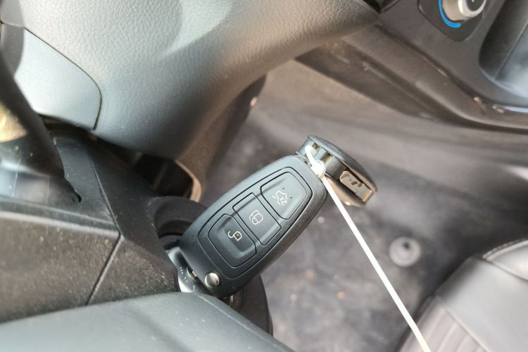 福特 福克斯 2015款 两厢 EcoBoost 125 手动超能风尚型中控内饰7001