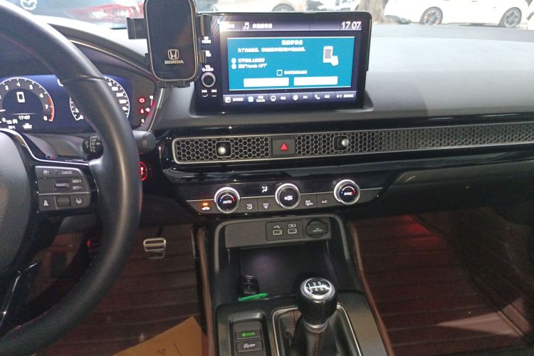 本田 思域 2023款 HATCHBACK 240TURBO 手动极劲版中控内饰16