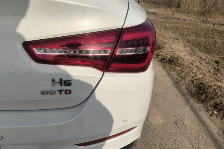 红旗H5 2022款 经典款 改款 1.5T DCT旗韵版车身外观6006