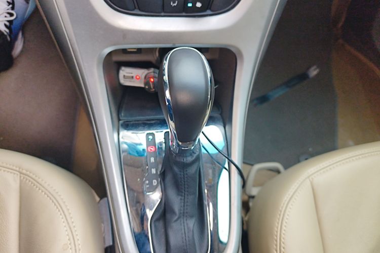别克 英朗 2013款 GT 1.6L 自动时尚版中控内饰18