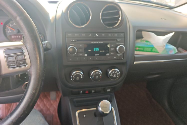 Jeep 自由客 2015款 2.4L 运动版中控内饰16