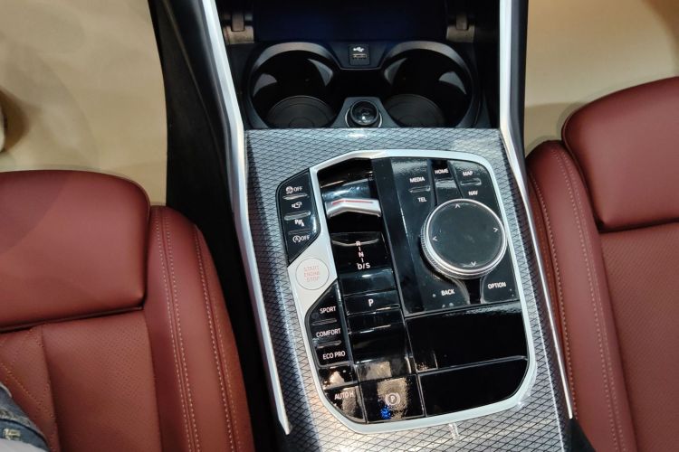 宝马3系 2025款 330i M运动曜夜套装中控内饰18