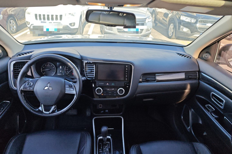 三菱 欧蓝德 2019款 2.0L 两驱畅享版 7座 国VI中控内饰12