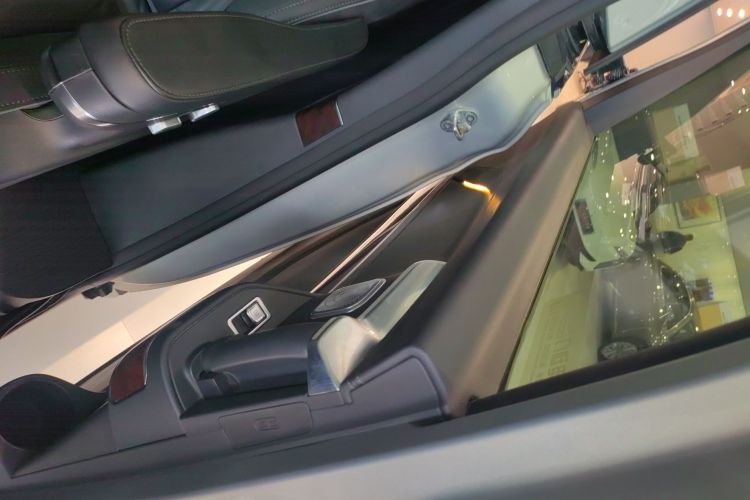 红旗HQ9 2023款 2.0T 智联旗享版中控内饰7008