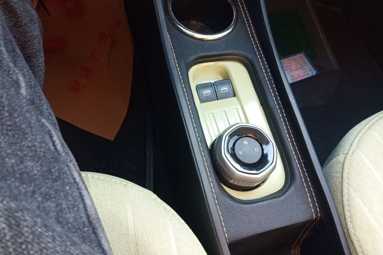 吉利银河 2024款 熊猫mini 200km 耐力熊中控内饰18