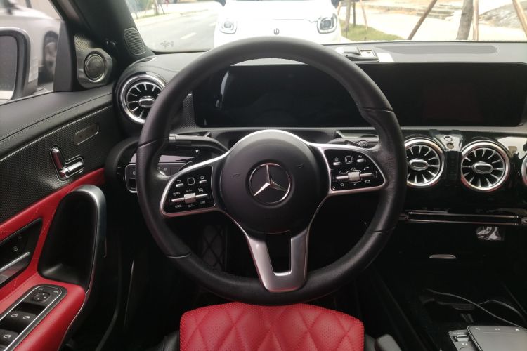 奔驰A级 2021款 A 180 L 运动轿车中控内饰13