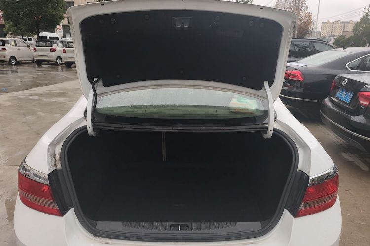 别克 英朗 2013款 GT 1.6L 自动时尚版机舱底盘23