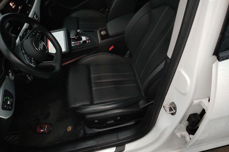 奥迪A4L 2022款 40 TFSI 豪华动感型中控内饰19