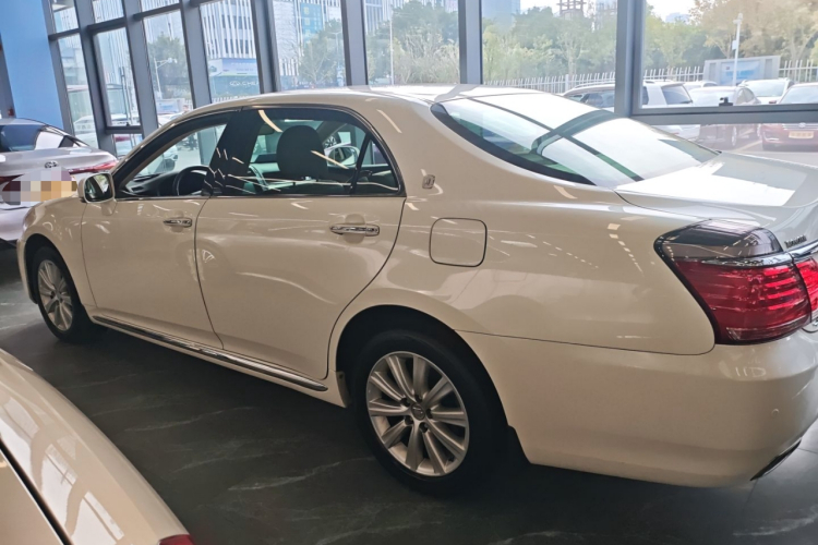 丰田 皇冠 2012款 2.5L Royal 导航版车身外观4