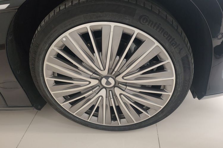 腾势Z9 2024款 1100km 四驱Ultra版车身外观10