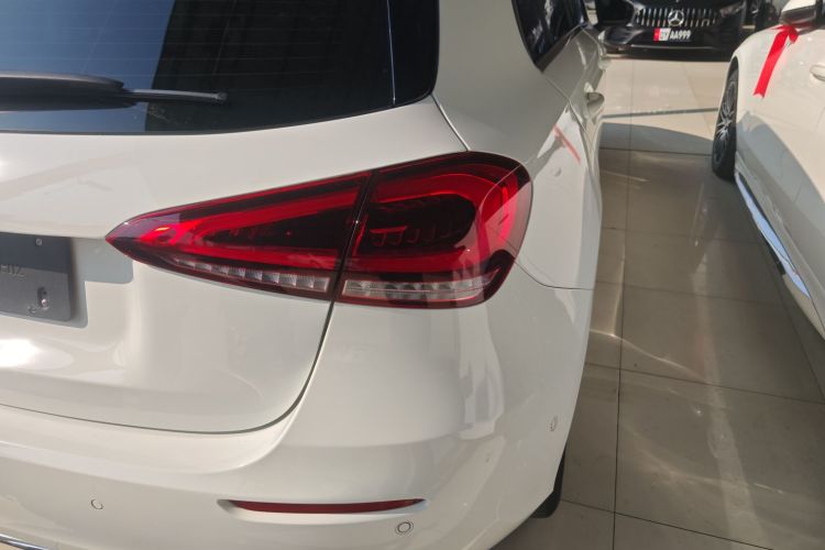 奔驰A级(进口) 2019款 A 200 动感型车身外观9