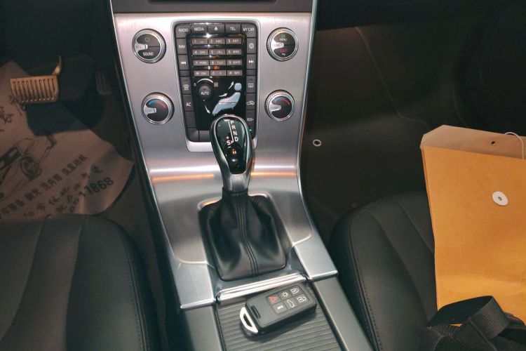 沃尔沃S60 2019款 S60L T3 智进版中控内饰18