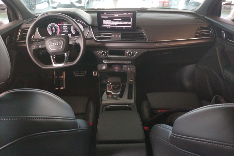 奥迪Q5L 2025款 45周年典藏版 40 TFSI 豪华动感型中控内饰7002
