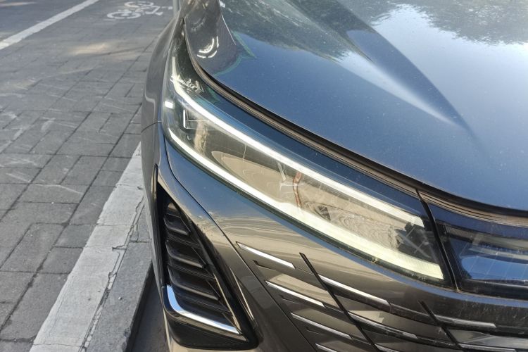 长安CS75 PLUS 2024款 第三代 冠军版 1.5T 智驾劲航型车身外观8