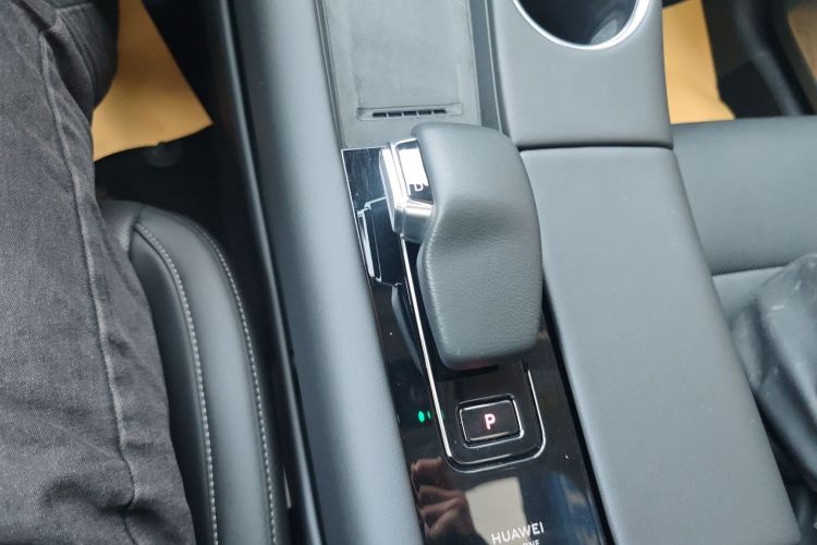 鸿蒙智行 问界M5 2022款 增程四驱性能版局部细节18