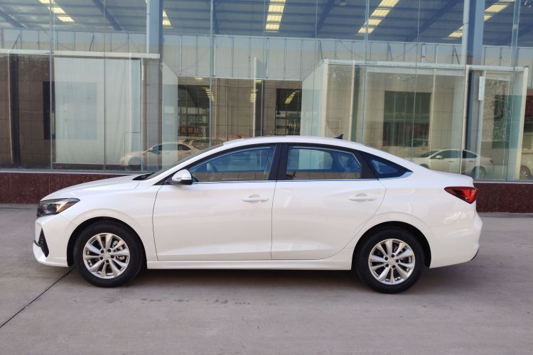 长安 逸动 2025款 PLUS 1.5L 手动豪华版车身外观4