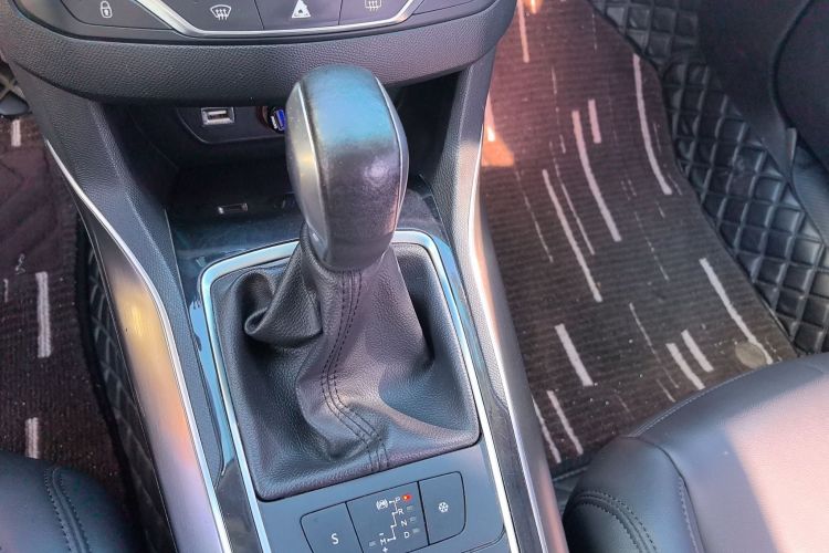 标致408 2016款 1.6T 自动豪华版中控内饰18