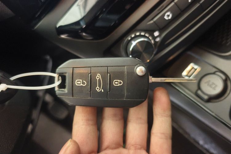 标致308 2018款 1.6L 手动时尚版中控内饰11