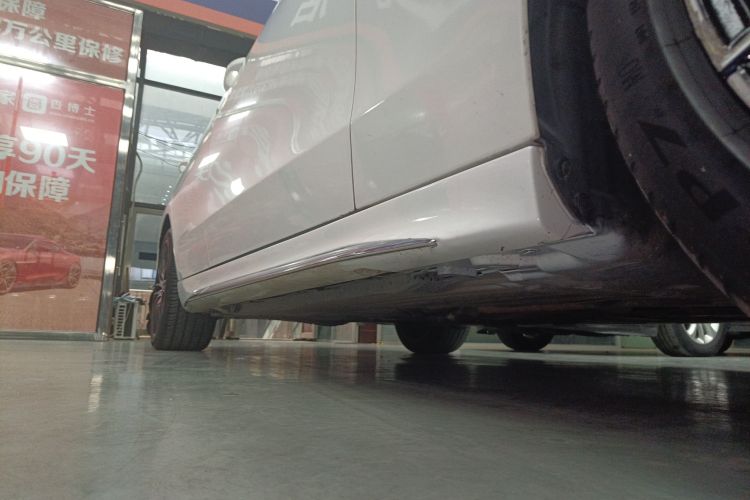 奔驰C级 2023款 C 200 L 运动版局部细节9001