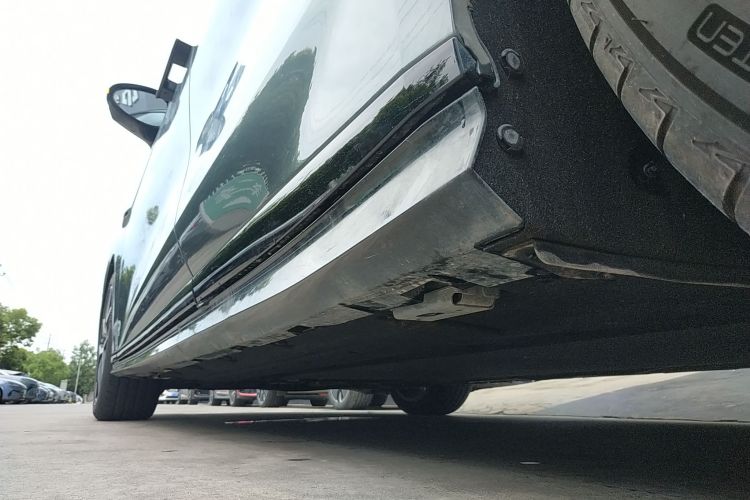 比亚迪 汉L 2025款 DM-p 四驱激光雷达旗舰型机舱底盘30