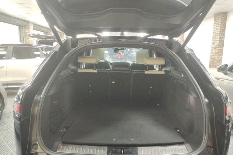 路虎 揽胜星脉 2022款 250PS 熠金珍藏版机舱底盘23