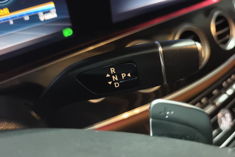 奔驰E级 2018款 改款 E 300 L 运动时尚型局部细节18