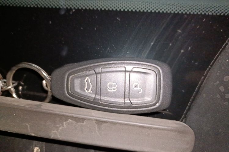 福特 蒙迪欧-致胜 2011款 2.0L GTDi240豪华运动型中控内饰7001