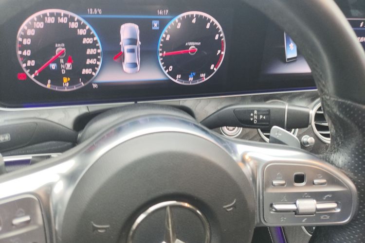 奔驰E级 2019款 E 300 L 运动豪华型中控内饰18