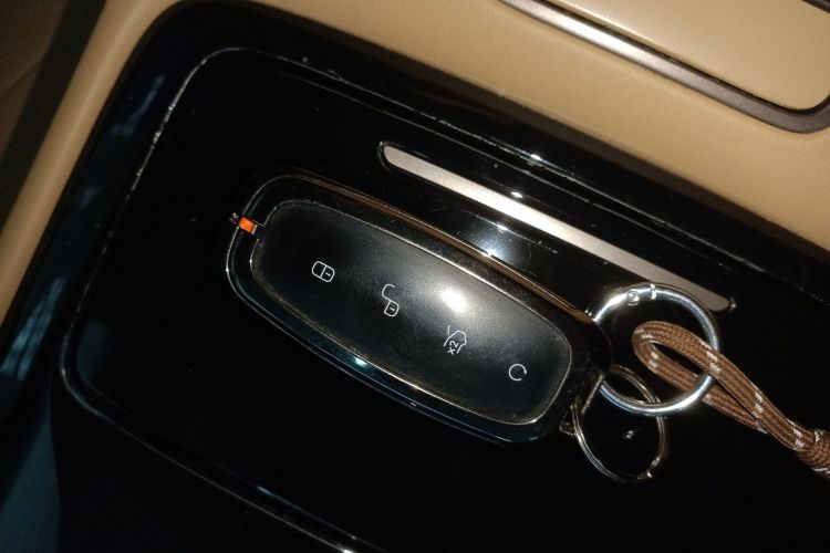 腾势D9 2022款 EV 600 四驱旗舰型中控内饰11