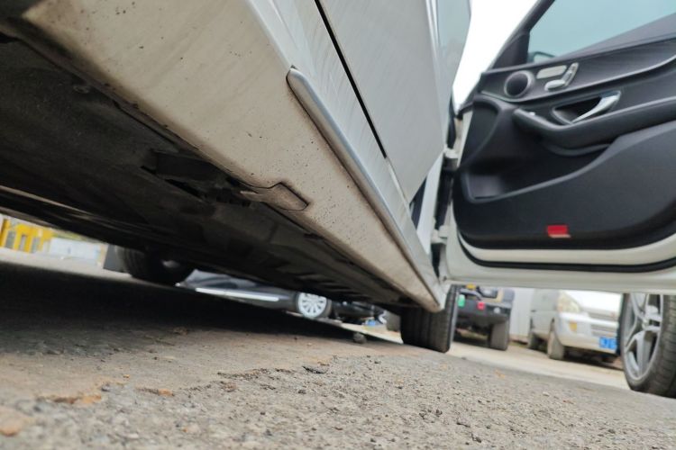 奔驰C级 2018款 C 200 L 运动版局部细节9001