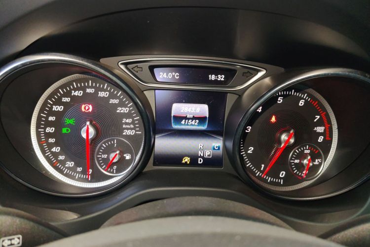 奔驰CLA 2017款 改款 CLA 200 动感型中控内饰14