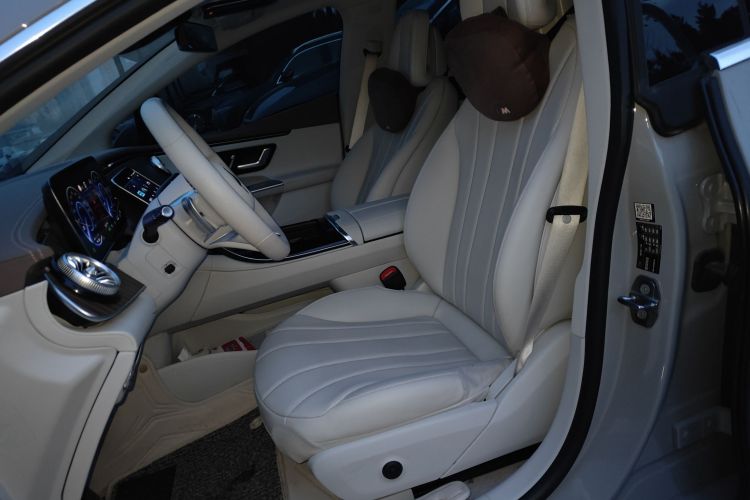 奔驰EQE 2022款 350 豪华版中控内饰19