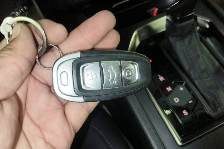 红旗H7 2019款 1.8T 舒适版中控内饰7001