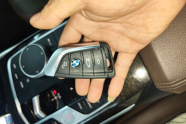 宝马3系 2023款 325Li M运动套装中控内饰7001