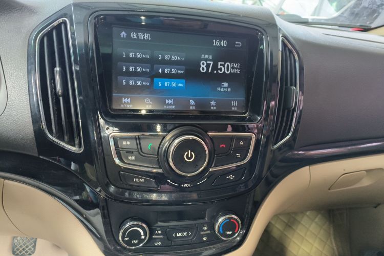 宝骏730 2014款 1.5L 手动豪华导航ESP版 7座中控内饰16