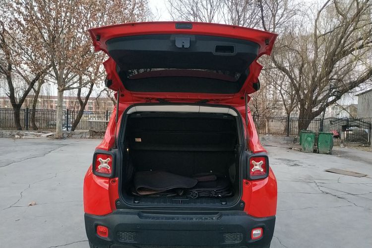 Jeep 自由侠 2019款 220T 自动领先版机舱底盘23