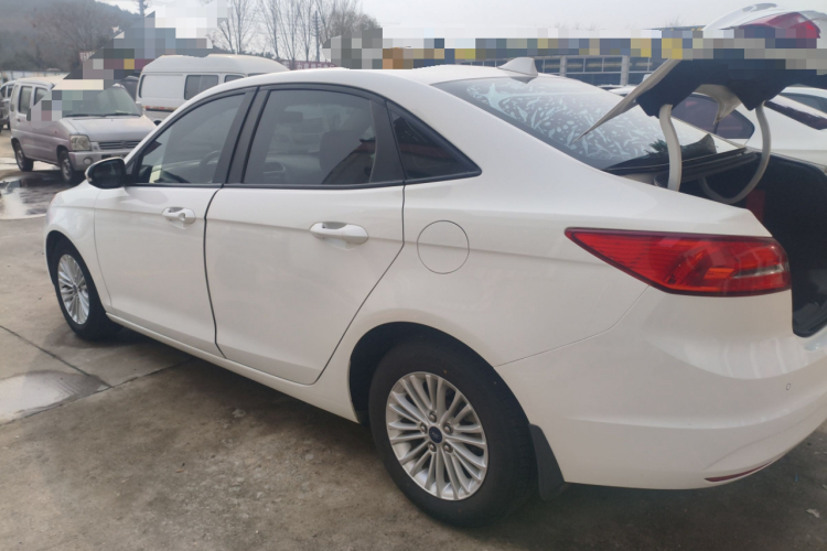 福特 福睿斯 2015款 1.5L 手动舒适型车身外观4