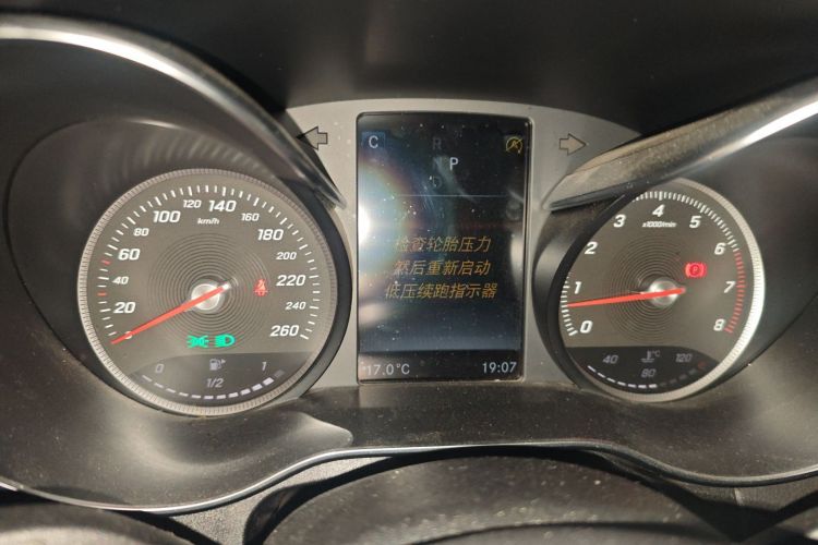 奔驰C级 2017款 改款 C 200 运动版中控内饰14