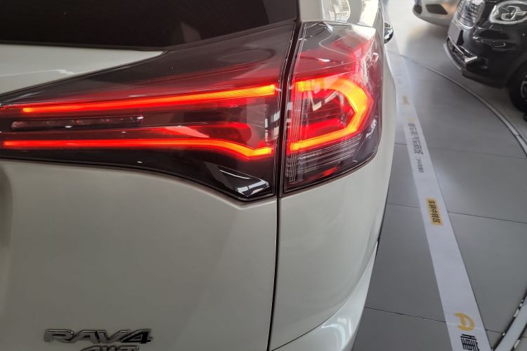 丰田 RAV4荣放 2016款 2.5L 自动四驱精英版车身外观9