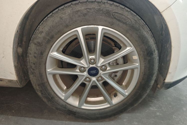 福特 福克斯 2017款 三厢 1.6L 手动风尚型智行版车身外观10