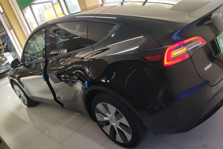 特斯拉 Model Y 2021款 长续航全轮驱动版 3D7车身外观4