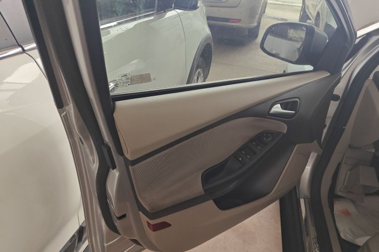 福特 福克斯 2012款 三厢 1.6L 手动舒适型中控内饰7007