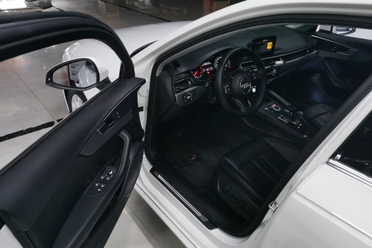 奥迪A4L 2019款 40 TFSI 进取型 国VI中控内饰7003