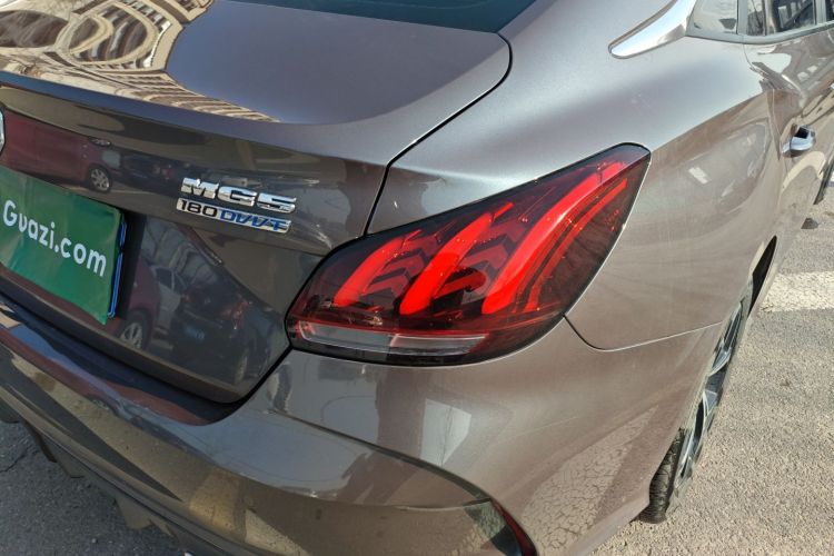 名爵 MG5 2021款 180DVVT CVT青春豪华版车身外观9